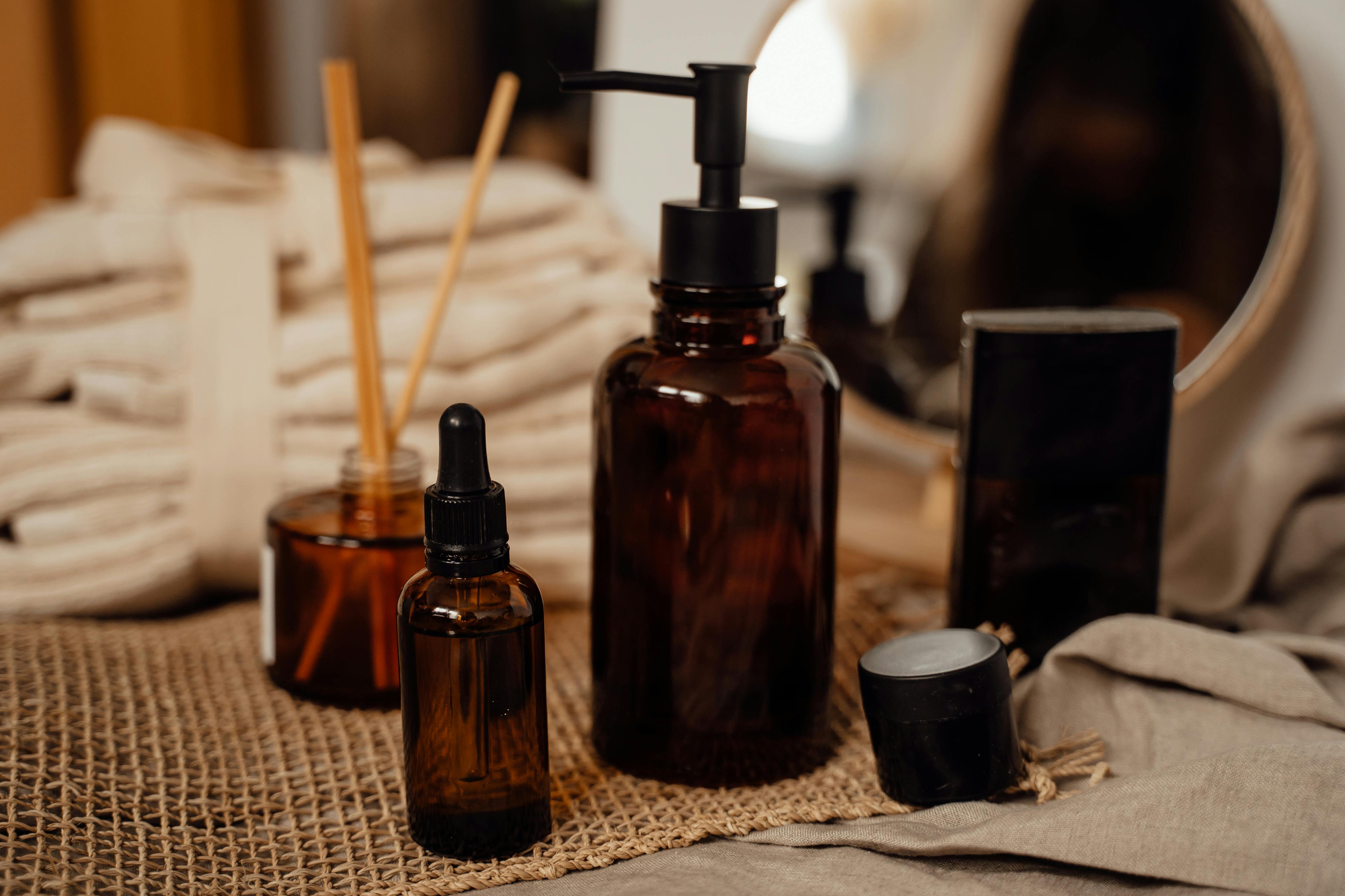 Gros plan de la texture d'un baume au suif de qualité cosmétique sur la peau